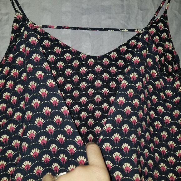 ⭐HP 6/29⭐Sleeveless w/Fabric Overlay & V Back Tank Top Size Large EUC - Picture 3 of 8